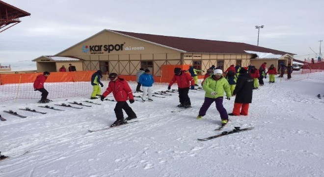 14 liseden 350 öğrenciye kayak eğitimi