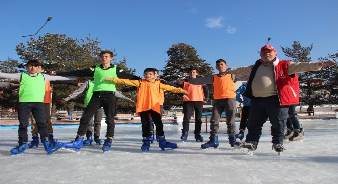 150 mülteci öğrenciye buz pateni eğitimi