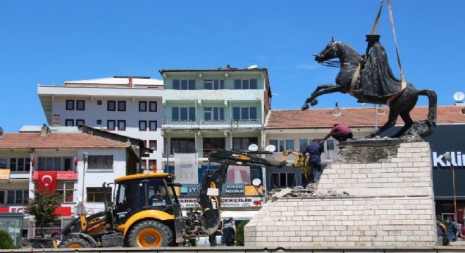 Atatürk heykeli yeni yerine taşındı