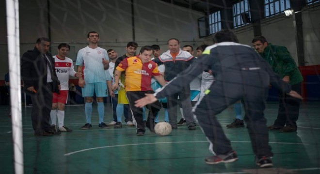 Azizoğlu down sendromlu gençlerle futbol maçı yaptı