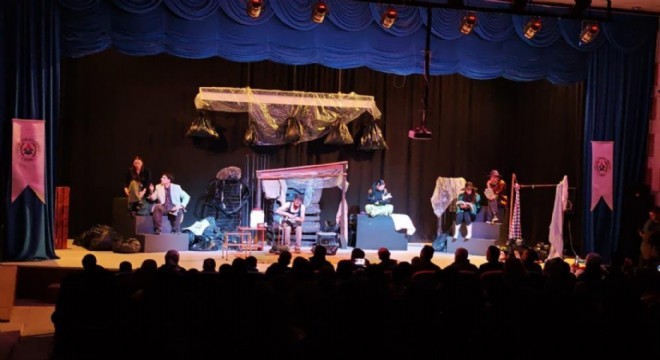 Aşkale de tiyatro keyfi:  Mavi Kolye  sahnelendi