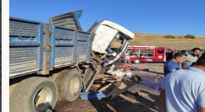 Bingöl yolunda kamyon ve tır çarpıştı: 2 yaralı