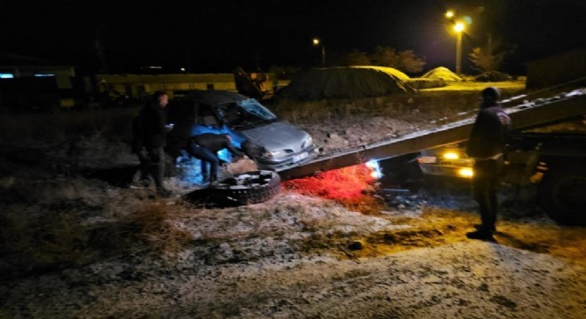 Buzlanan yolda otomobil takla attı: 3 yaralı