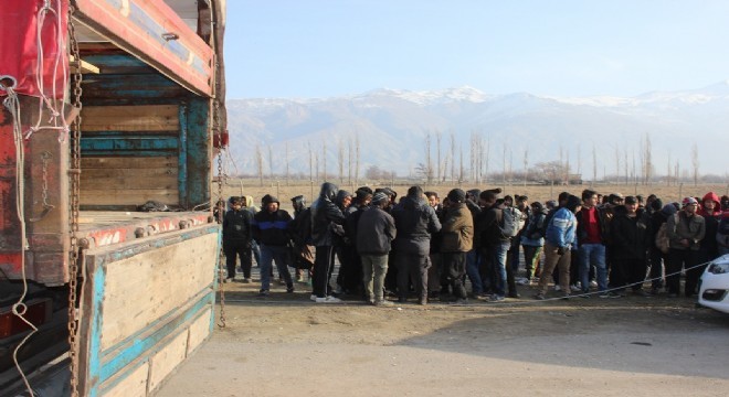 Erzincan yolunda 178 kaçak göçmen yakalandı
