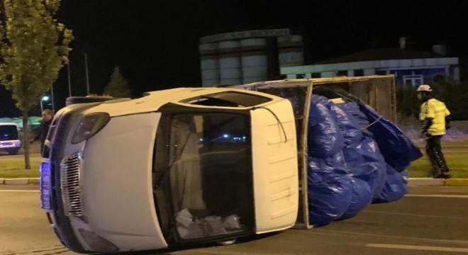 Erzincan yolunda kamyonet devrildi: 1 yaralı