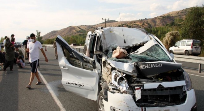 Erzincan yolunda kaza: 1 i ağır, 7 yaralı