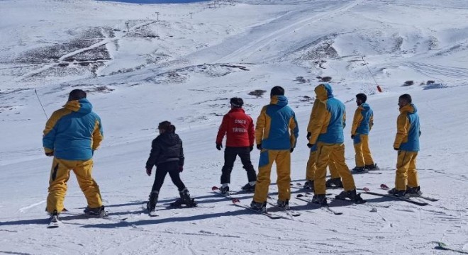Genç yükümlülerle temel kayak eğitimi