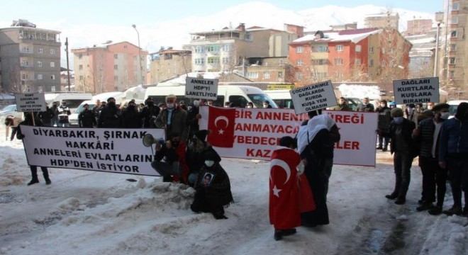 Hakkarili analardan ortak tepki: ‘Kahrolsun PKK’