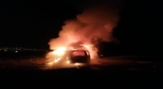 Horasan Şahintepe’de otomobil yandı: 4 yaralı