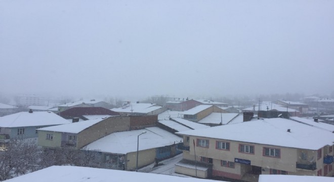Kar, Karlıova ve Adaklı’da 12 köy yolunu kapattı