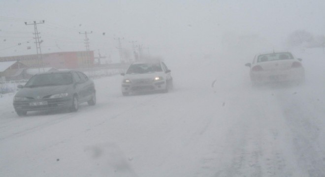 Karlıova yolunda kar ve tipi etkili oluyor