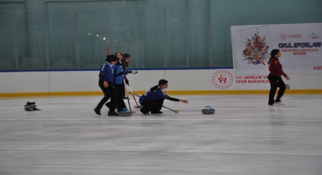 Liseliler curlingte yarıştı