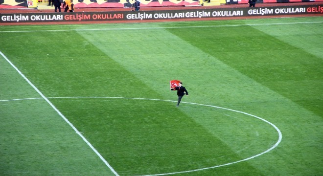 Minik taraftar stadın ortasına Türk bayrağı dikti