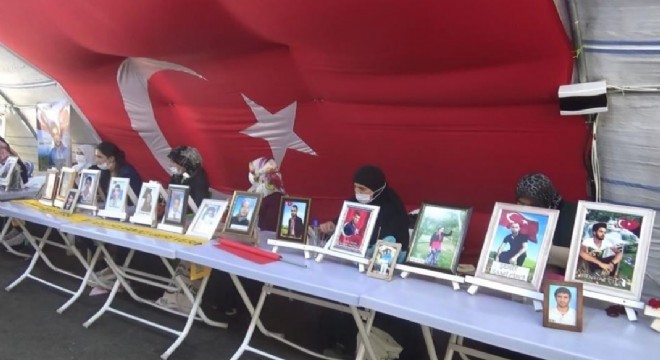 Nöbetteki ailelerden terörist Demirtaş’a tepki
