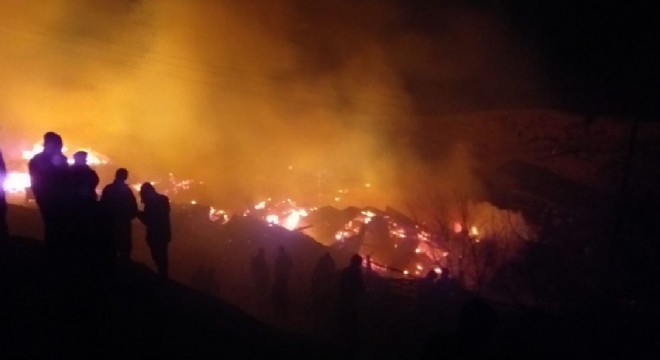 Oltu Yaylaçayır’da yangın: 10 ev 6 ahır kül oldu