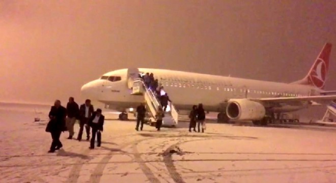 Uçaktan inen yolculara kar sürprizi