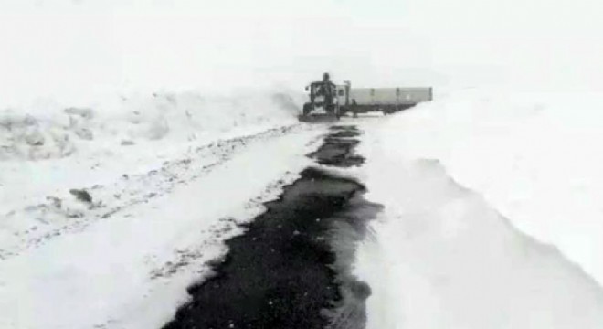 Yoldan çıkan kamyon ulaşımı aksattı