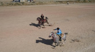 Ciritçi baba oğlunu ciritle uğurladı