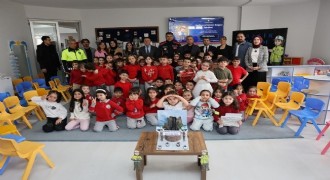 Karaburun küçük öğrencilerle trafik duyarlılığını paylaştı