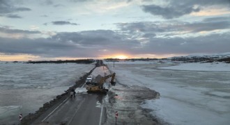 Karayazı'da gölet taştı, yol ulaşıma kapatıldı