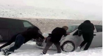 Palandöken geçidinde ulaşıma kar engeli