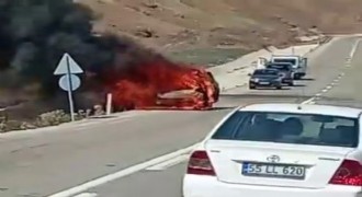 Tekman’da park halindeki araç yandı