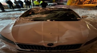 Çatıdan düşen kar otomobili hurdaya çevirdi