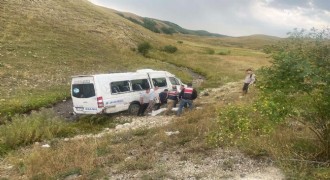İspir'de yolcu minibüsü şarampole devrildi: 3 yaralı