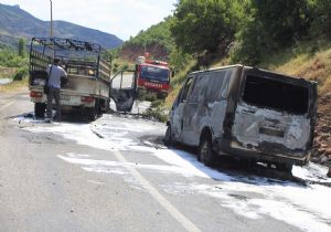 PKK yol kesti, 2 aracı ateşe verdi 