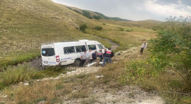 İspir de yolcu minibüsü şarampole devrildi: 3 yaralı