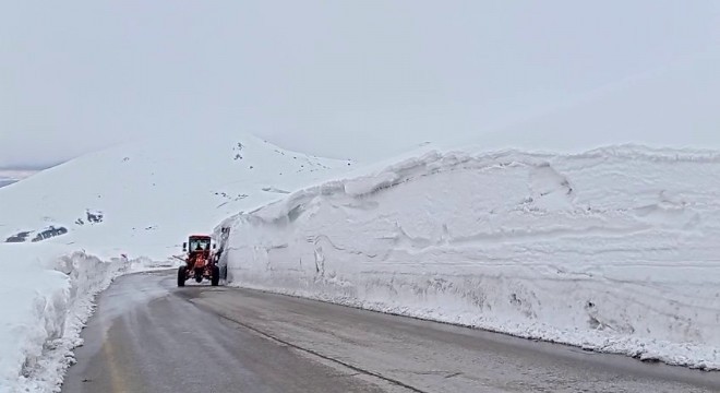Palandöken Geçidi'nde karla mücadele mesaisi